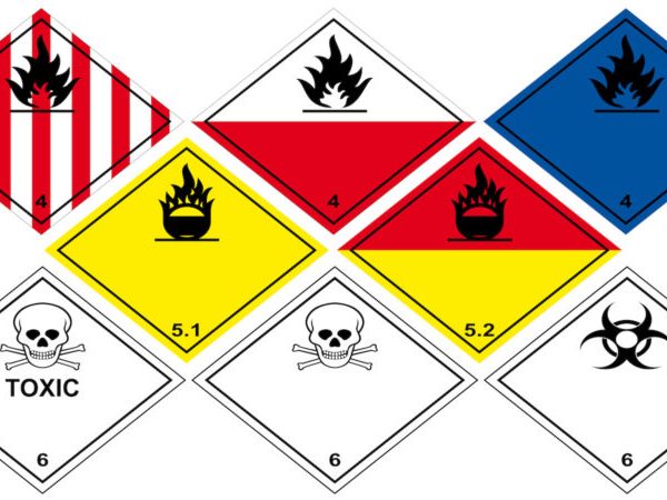 Rauchmelder auf einem Plan mit Sicherheitsanweisungen für Gebäude.